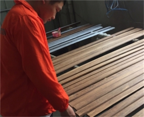 inspección de moldeo de bambú en la fábrica 