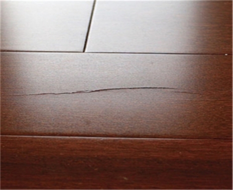 grietas en la superficie de pisos de madera maciza 